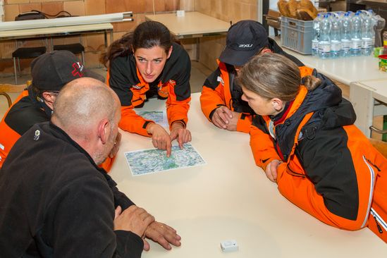 REDOG Freiwillige lesen eine Karte, aufgenommen an einer Übung auf dem Jakobsweg in Fribourg.