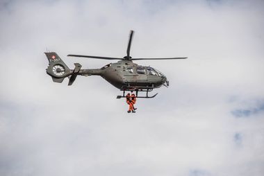 Manoeuvre de poignée de main : militaire, pompiers, forces aériennes, samaritains, hôpitaux et REDOG main dans la main - mars 2017